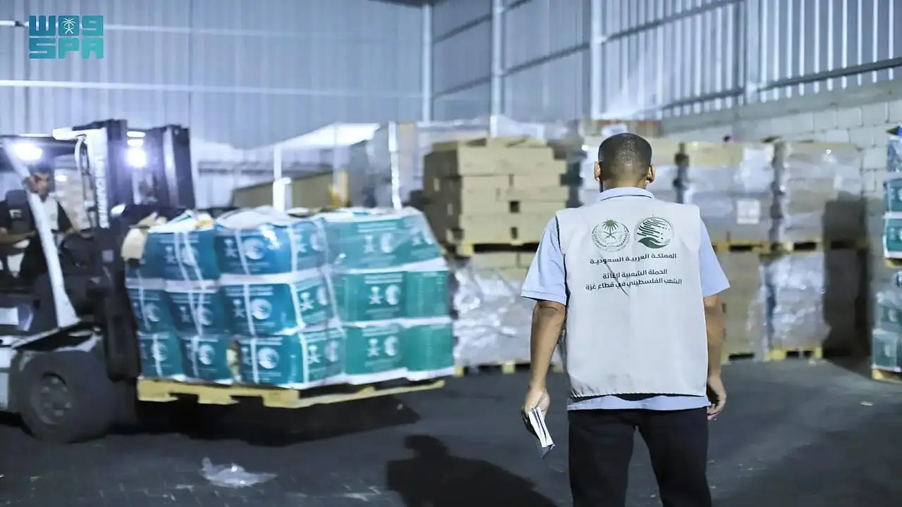 قافلة إغاثية سعودية جديدة تدخل قطاع غزة محملة بمساعدات عاجلة للسكان